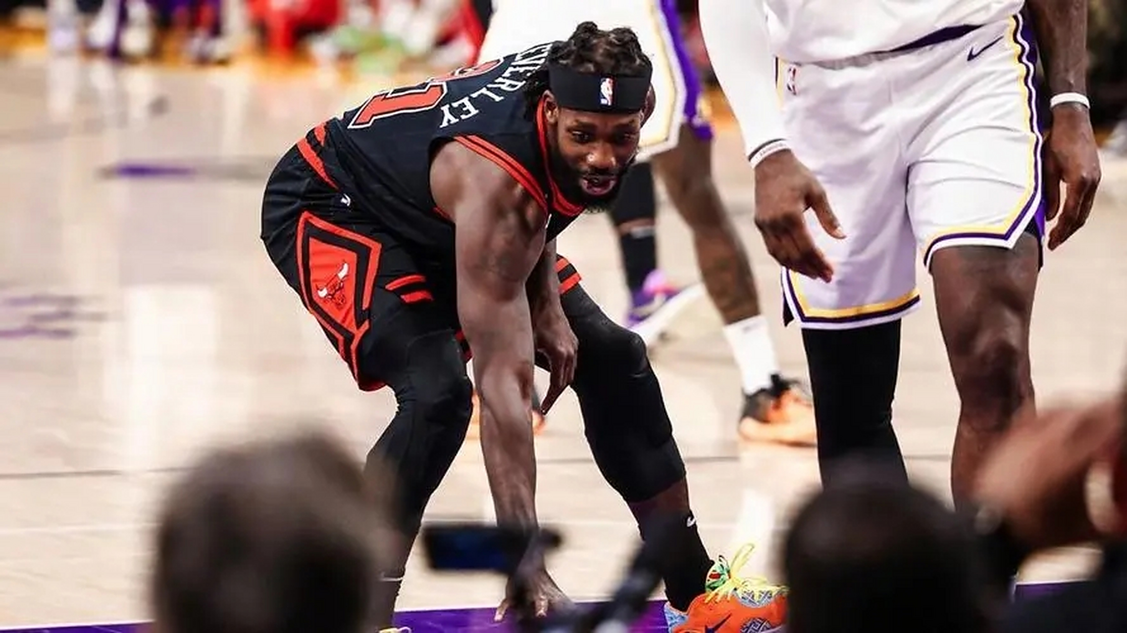 詹姆斯在TES比赛中持续失利,爆冷引发热议!全场沸腾不已(詹姆斯打比赛)-开云体育入口