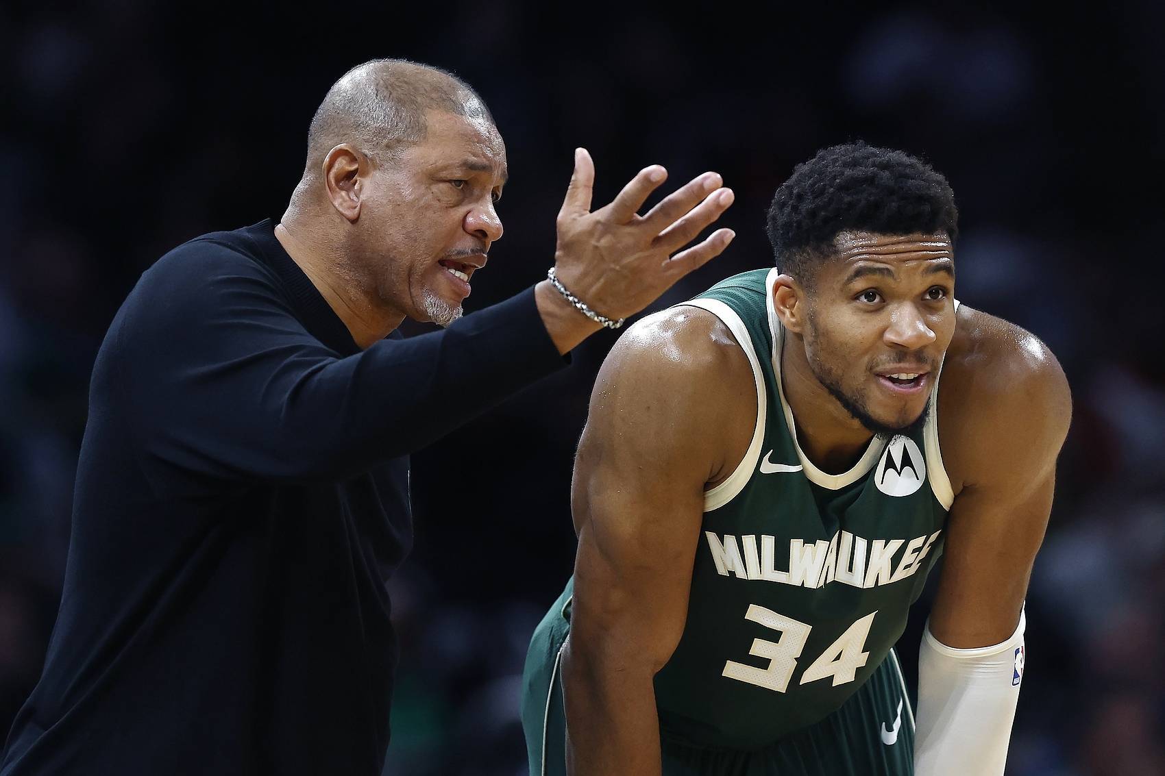 字母哥在篮网比赛中出色防守,爆冷引发热议!赛场气氛高涨(字母哥带走篮网两员猛将)-开云体育在线